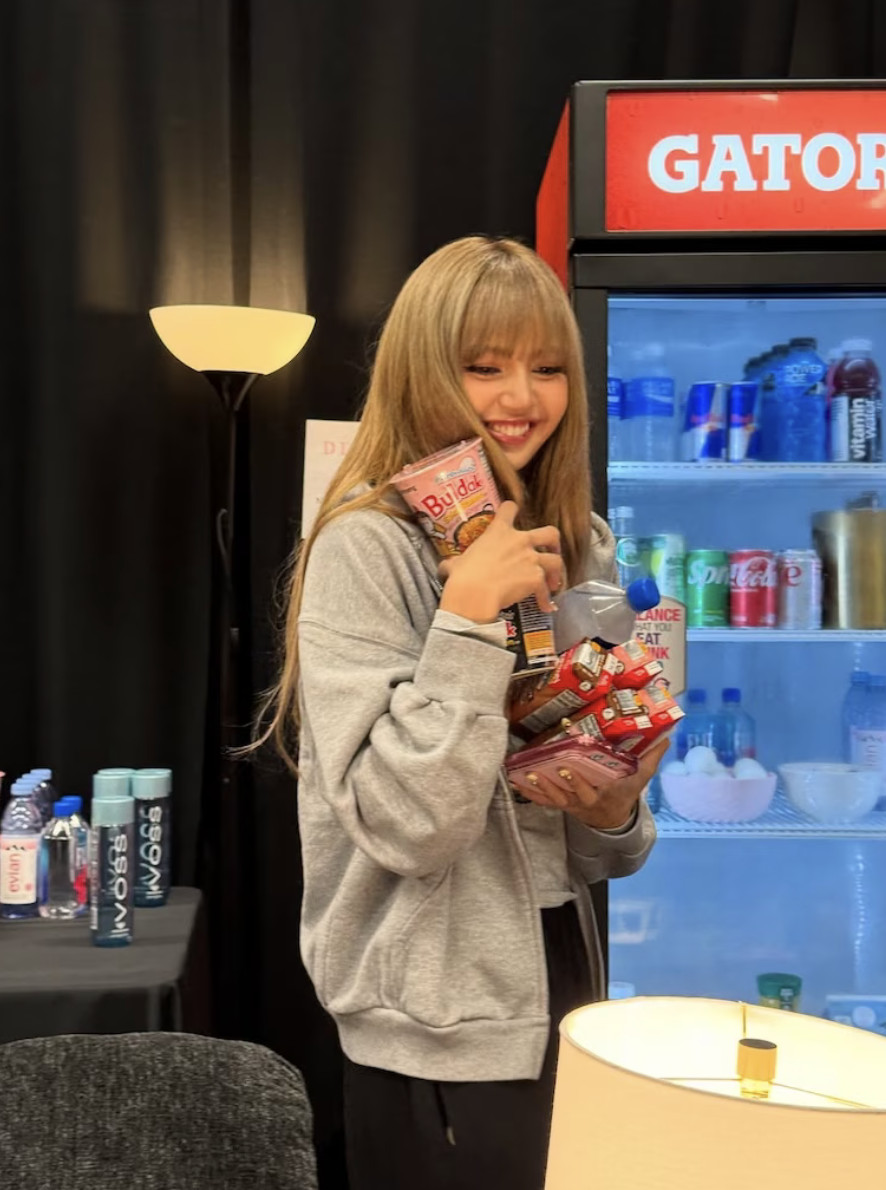 Лиса BLACKPINK рамен